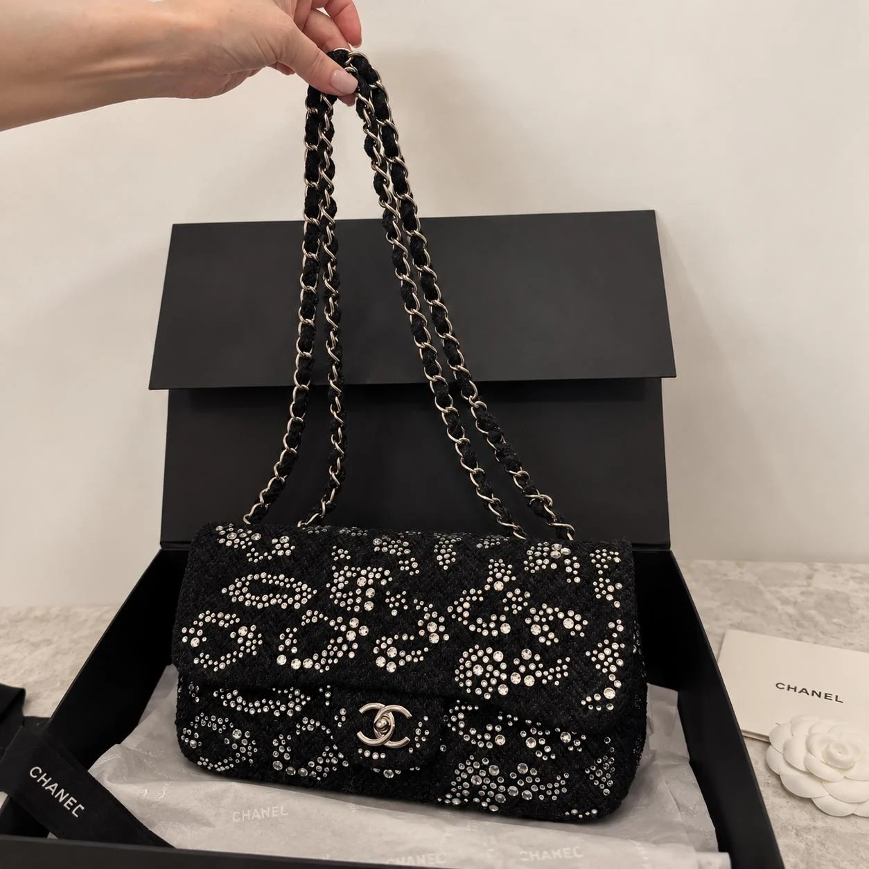 CHANEL — Sac à rabat en tweed noir et strass